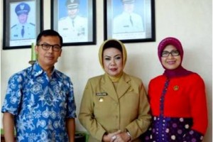 Bupati Kuningan berfoto bersama seusai kunjungannya di kampus STIKKU.